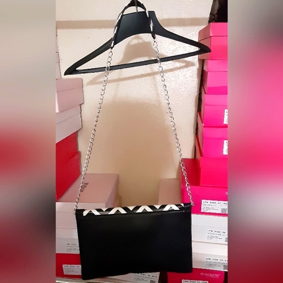 Medium/large size zigzag pattern clutch with button flap over chain strap - Picture 2 of 2